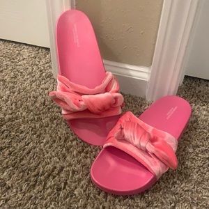 New American Eagle Outfitters velvet top pink slides. US size 9